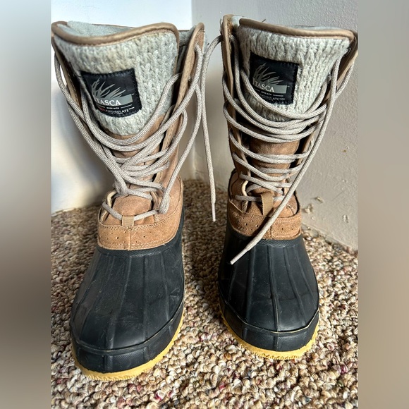 Gorgeous like new winter lace up boot. - Picture 1 of 10
